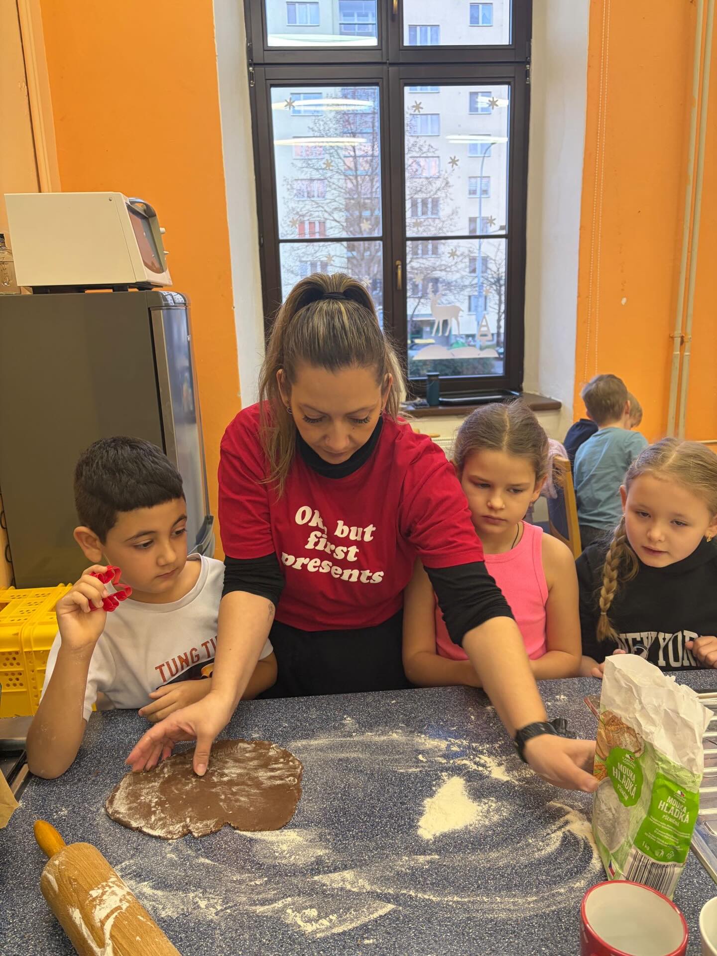 Prvňáčci společně pekli